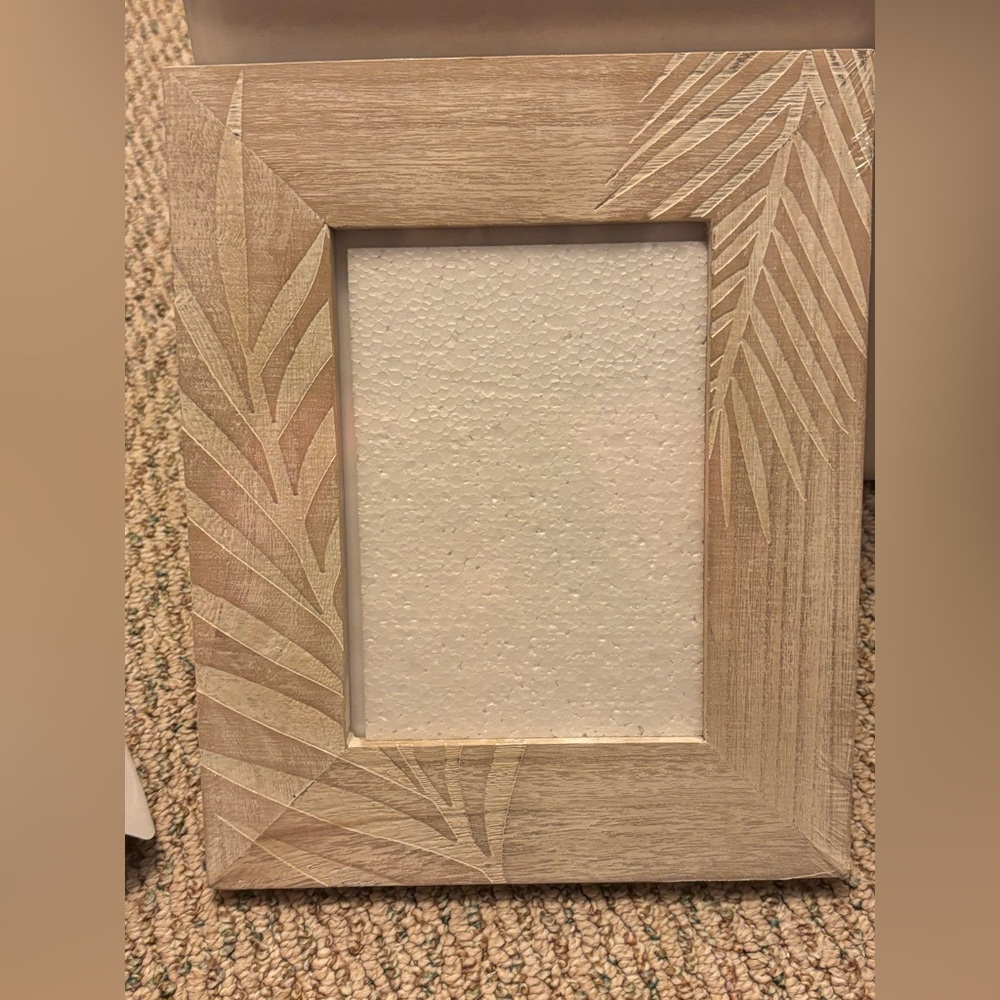 Natural Wood Leaf Design Photo Frame 5x7 opening.